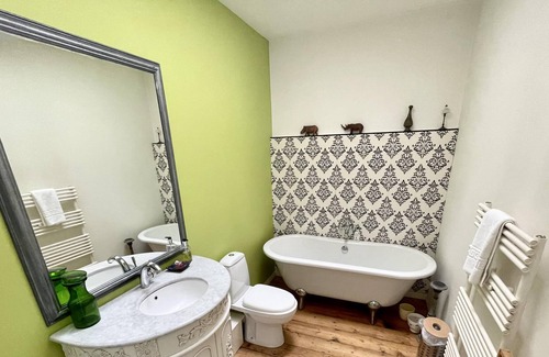 Southville House | Colourful 3BD Home With Garden in Southville