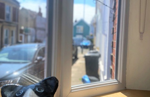 Southville House | Colourful vintage-styled home in lovely Southville