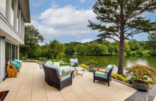 Columbia Apartment | Columbia Lakefront Escape Serenity Room and Patio