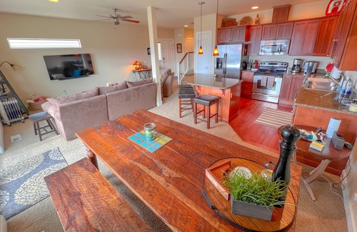 Quincy House | Columbia River Home Minutes to Water Sports, Golf & Wine Tasting