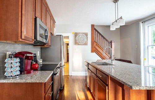 Old North Columbus Villa | Columbus 10-Bedroom Mansion - Perfect For Up To To 22 People - 4 Bathrooms, 2 Kitchens, Great Location