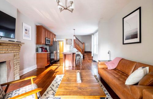 Old North Columbus Villa | Columbus 10-Bedroom Mansion - Perfect For Up To To 22 People - 4 Bathrooms, 2 Kitchens, Great Location