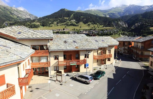 Aussois Apartment | COM318M: Wohnung in ruhiger Lage in der Nähe von kostenlosen Shuttles und Schwimmbad