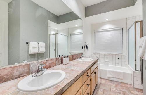 New Braunfels Apartment | Comal Condo - Riverfont Complex Across from Schlitterbahn