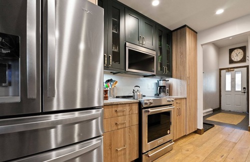 Four O'Clock Condo | Combined 7BR Condo Escape, Walk to Main St & Lift