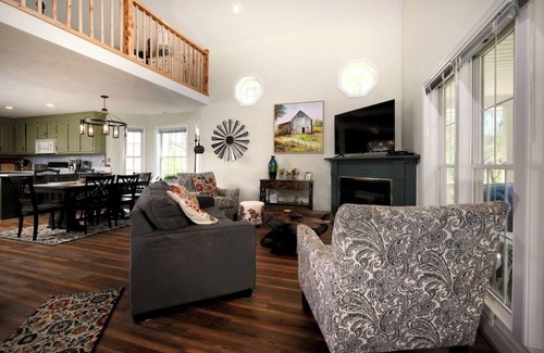Afton House | Come and enjoy a beautiful view and relaxing time at Windy Knoll.