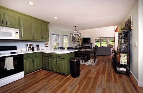 Afton House | Come and enjoy a beautiful view and relaxing time at Windy Knoll.