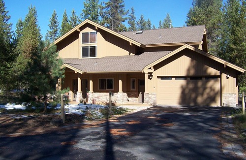 Sunriver House | Come and experience all the fun Sunriver has at the holidays and bring the dog!