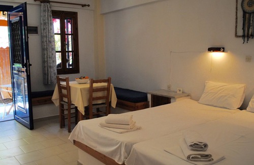 Marathokampos Apartment | Come as guests, leave as friends...