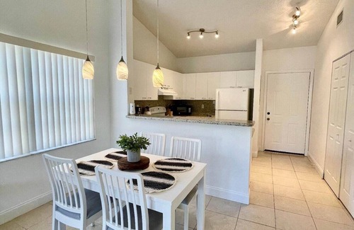 Boca Raton Apartment | Come cozy up in this modern, bright and airy West Boca Raton apartment