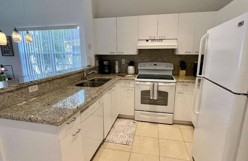 Boca Raton Apartment | Come cozy up in this modern, bright and airy West Boca Raton apartment