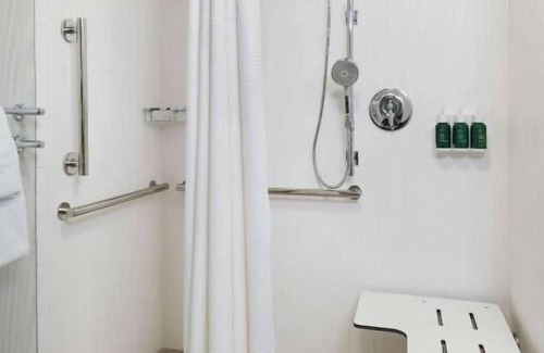 Newark Hotel | Come Create Memories w/Fun-filled Adventures at this Paradise! Parking, Pool