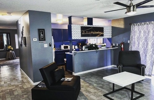 Paradise House | Come enjoy a nice relaxing 3 bedroom home, 10 minutes from the Strip~