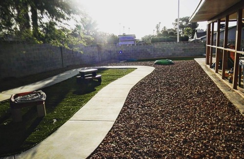 Paradise House | Come enjoy a nice relaxing 3 bedroom home, 10 minutes from the Strip~