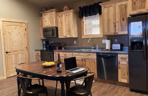 Kanab Cabin | Come enjoy Play and Peace at Modern Cabin with Rustic Charm!