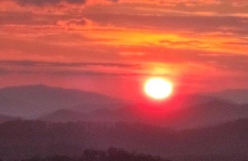 Wolf Laurel Ski Chalet | Come Enjoy the Mountain Sunsets, Near Asheville