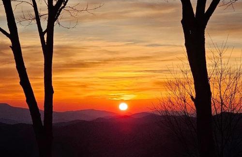 Wolf Laurel Ski Chalet | Come Enjoy the Mountain Sunsets, Near Asheville