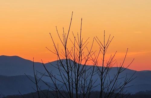 Wolf Laurel Ski Chalet | Come Enjoy the Mountain Sunsets, Near Asheville