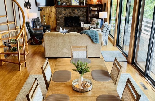 Smith Mountain Lake House | Come hideaway at the the Blue Heron Hideaway with beautiful wide lake views.