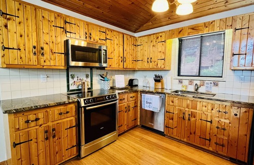 Smith Mountain Lake House | Come hideaway at the the Blue Heron Hideaway with beautiful wide lake views.