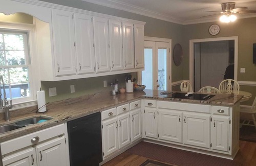 Snellville House | Come rest your head in this fully equipped 4 bedroom 4 bathroom home