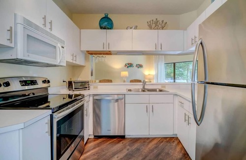 Hilton Head Island Villa | Come 'Sea-Esta!' Recently Renovated, Clean, 2BR ~ Pet and Kid Friendly, WIFI