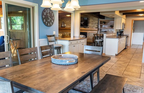 Delavan House | Come stay at the Lake House for amazing lake views!