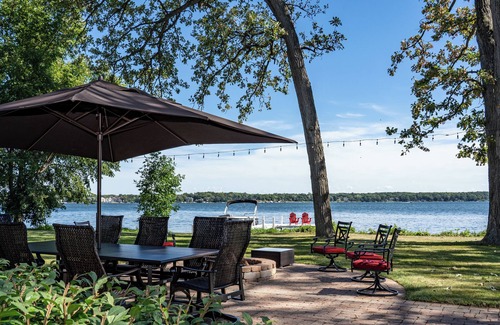 Delavan House | Come stay at the Lake House for amazing lake views!