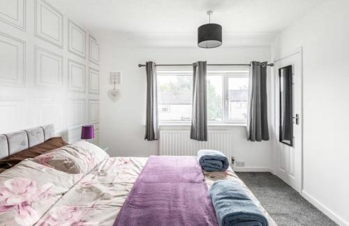 Belthorn House | Come & unwind in Charming 5 Bed House in Blackburn