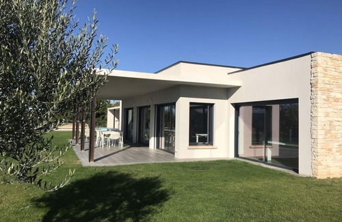 Saint-Privat-de-Champclos Villa | Comfortable villa for 2 to 10 people with private pool, gym and sauna