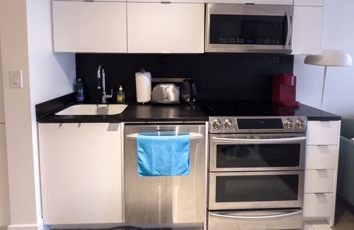 Central Waterfront House | Comfort 2 Bed Suites close to Harbour Front CN Tower Rogers Centre Free Parking