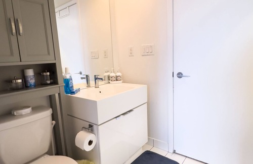 Central Waterfront House | Comfort 2 Bed Suites close to Harbour Front CN Tower Rogers Centre Free Parking