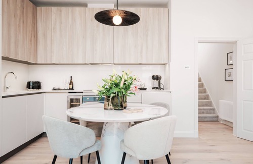 Notting Hill Apartment | Comfort 3 Bedroom Home in Notting Hill