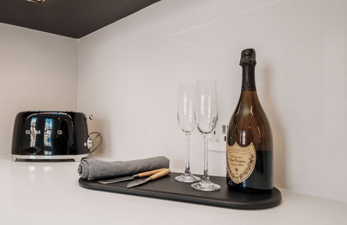 Notting Hill Apartment | Comfort 3 Bedroom Home in Notting Hill