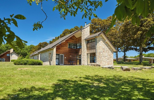 Froidchapelle House | Comfort 6-person bungalow in the holiday park Landal Village l'Eau d'Heure
