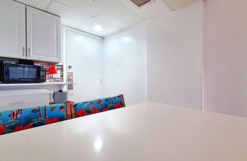 Waikiki Apartment | Comfort & Accessibility to Everything in Waikīkī! 2 Queen Beds, Pool & Parking!