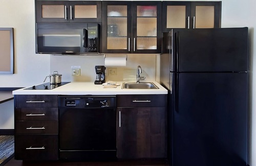 Horsham House | Comfort and Convenience! Free Parking, Pets Allowed, Minutes to Speed Raceway