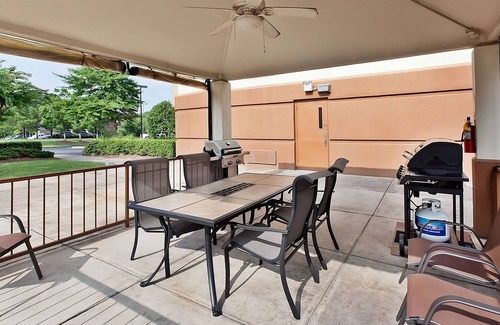 Horsham House | Comfort and Convenience! Free Parking, Pets Allowed, Minutes to Speed Raceway