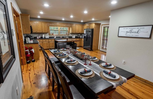 Blairsville Cabin | Comfort and Luxury at its best, Hot Tub 1 Dog friendly. New Property