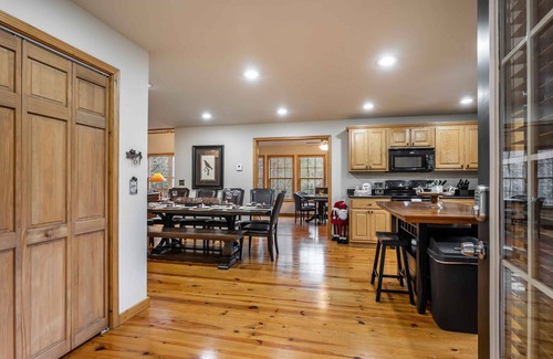 Blairsville Cabin | Comfort and Luxury at its best, Hot Tub 1 Dog friendly. New Property