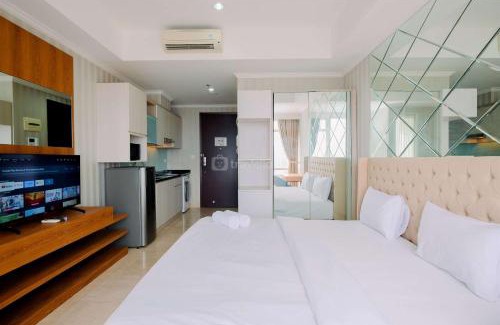 Gondangdia Apartment | Comfort and Modern Look Studio Menteng Park Apartment By Travelio