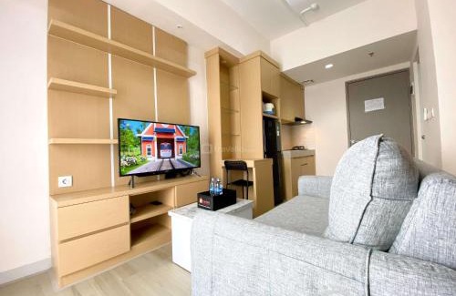 Cikarang Apartment | Comfort and Simply Design Studio at Vasanta Innopark Apartment By Travelio