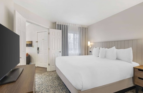 Herndon Hotel | Comfort & Convenience, 2 Spacious Units, Free Breakfast, Kitchen, Parking