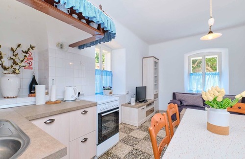 Veli Losinj Apartment | Comfort for 4 - Private Parking