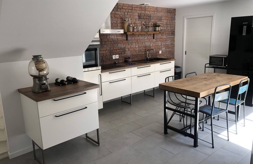 Neuville-sous-Montreuil House | Comfortable, fully-equipped townhouse in enclosed courtyard.