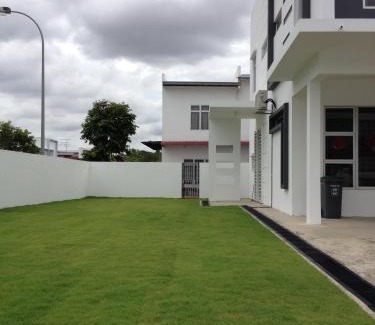 Bukit Indah 2 House | Comfort Holiday Home @ Bukit Indah