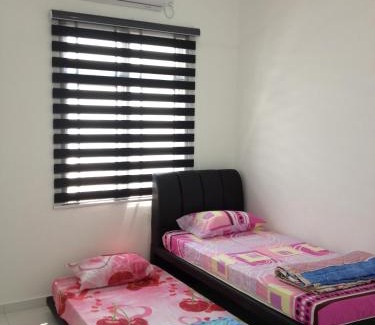 Bukit Indah 2 House | Comfort Holiday Home @ Bukit Indah