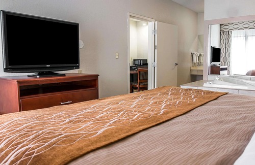 Bryant Pattengill East Hotel | Comfort Inn & Suites University South