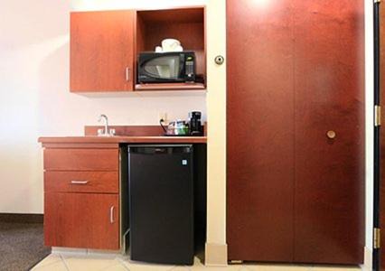 Hutchinson Hotel | Comfort Inn & Suites