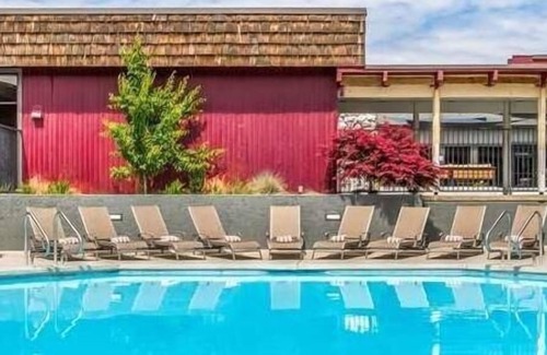 Tri-Cities Resort | Comfort Meets Affordability, Free Parking, Outdoor Pool, Pets Allowed